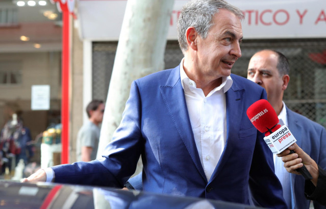 El expresidente del Gobierno, José Luis Rodríguez Zapatero, sale de un restaurante de Madrid un día después de que se conociese que la Unidad Central Operativa (UCO) de la Guardia Civil acusa al Gobierno que el presidía de elaborar un decreto para enrique