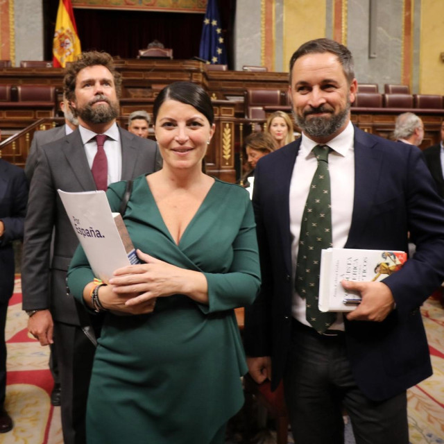 Iván Espinosa de los Monteros, Macarena Olona y Santiago Abascal, diputados de Vox en el hemiciclo
