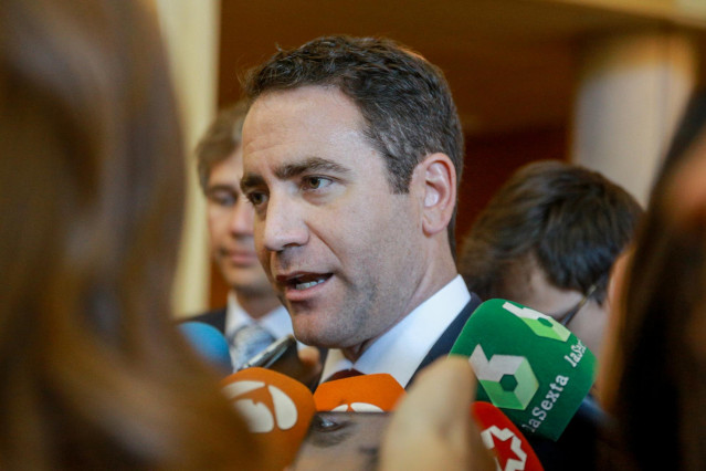El secretario general del PP, Teodoro García Egea, ofrece declaraciones a los medios de comunicación en la Asamblea de Madrid, durante el debate del segundo pleno de la investidura de la candidata del Partido Popular a la Presidencia de la Comunidad de Ma