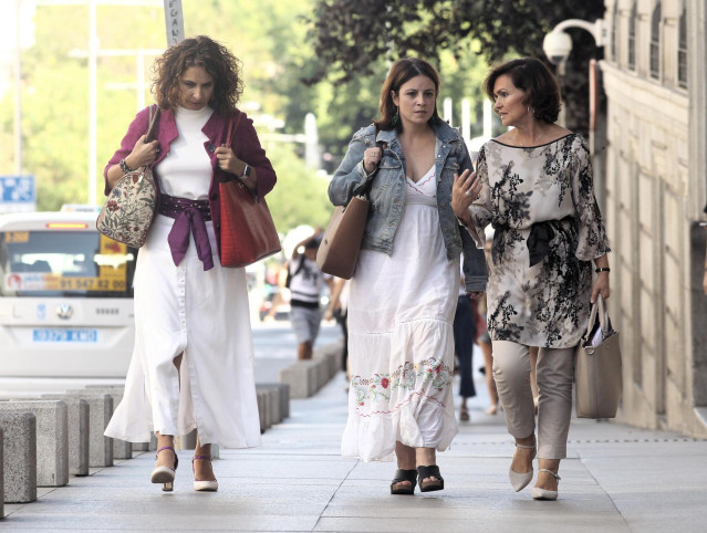 Llegada del equipo negociador del PSOE a la reunión con Podemos para formar un posible Gobierno. (I-D) La ministra de Hacienda en funciones, María Jesús Montero; la portavoz del PSOE en el Congreso, Adriana Lastra; y la vicepresidenta del Gobierno en func