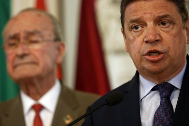 El ministro de Agricultura, Pesca y Alimentación en funciones, Luis Planas, interviene en una rueda de prensa acompañado por el alcalde de Málaga, Francisco de la Torre.