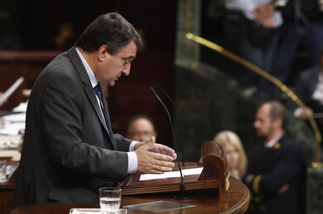 El portavoz del PNV en el Congreso de los Diputados, Aitor Esteban, durante su discurso previo a la segunda votación para la investidura del candidato socialista a la Presidencia del Gobierno.