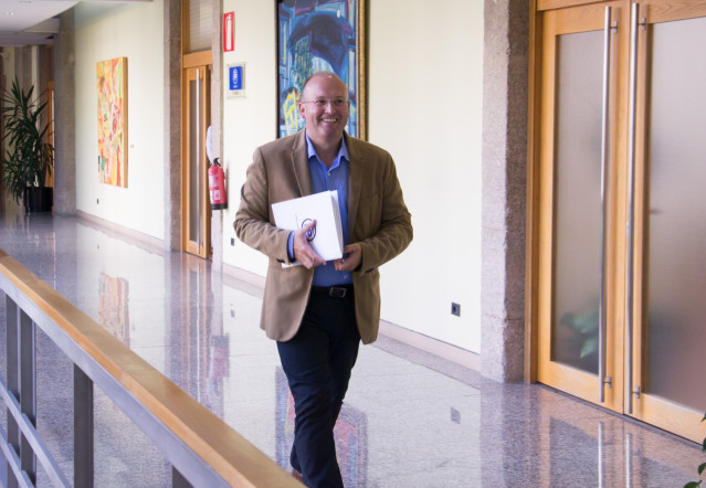 El secretario general del PPdeG, Miguel Tellado, en los pasillos del Parlamento de Galicia.