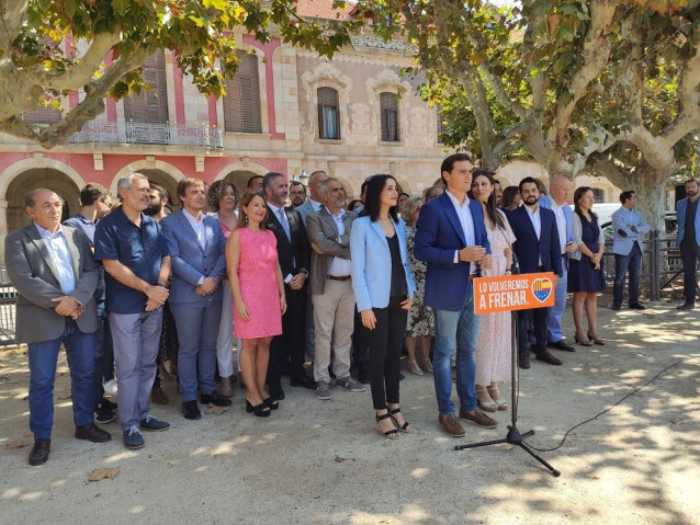 Albert Rivera e Inés Arrimadas junto al grupo de Cs en el Parlament