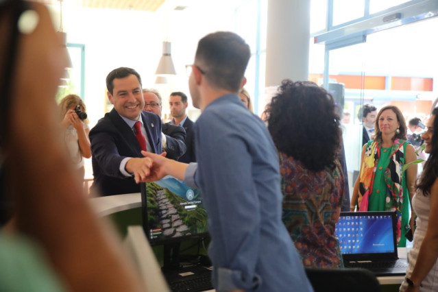El presidente de la Junta de Andalucía, Juanma Moreno, visita Alhaurín de la Torre (Málaga)