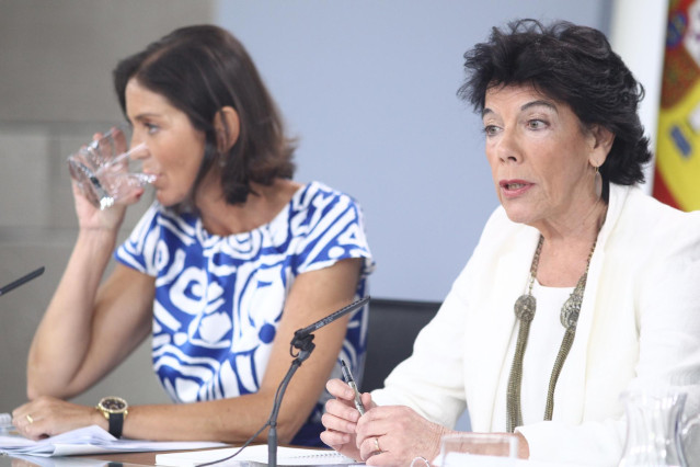La ministra de Industria, Comercio y Turismo en funciones, Reyes Maroto, y la ministra Portavoz, y de Educación y Formación Profesional en funciones, Isabel Celaá, comparecen ante los medios de comunicación tras la reunión del Consejo de Ministros en Monc