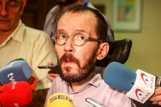 El secretario de Acción de Gobierno de Podemos, Pablo Echenique, en declaraciones ante los medios de comunicación tras la reunión con representes de asociaciones del mundo científico que reivindican el para el impulso del sistema de I+D español.