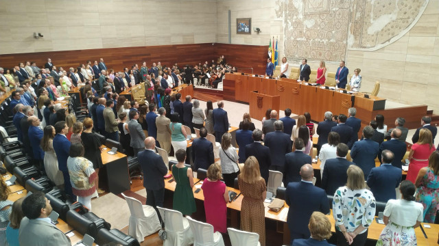 Hemiciclo de la Asamblea durante la interpretación del himno de Extremadura