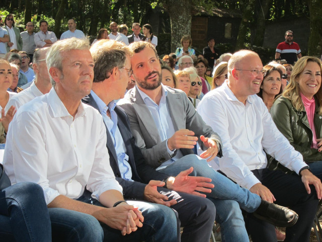 Alfonso Rueda, Alberto Núñez Feijóo y Pablo Casado, en el acto de inicio del curso político del PPdeG en Cerdedo-Cotobade.