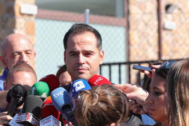 El vicepresidente de la Comunidad de Madrid, Ignacio Aguado, atiende a los medios de comunicación en la capilla ardiente de la exesquiadora Blanca Fernández Ochoa.