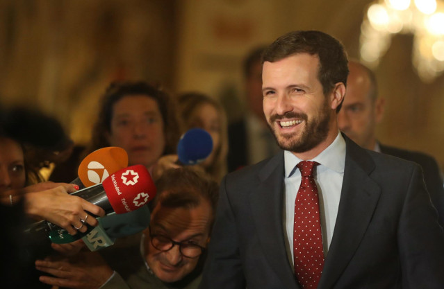 El presidente del PP, Pablo Casado, a su llegada al desayuno informativo de Nueva Economía Fórum.
