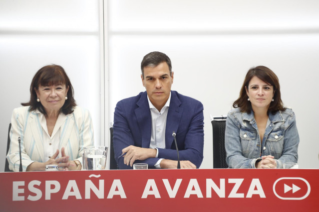 (I-D) La presidenta del PSOE, Cristina Narbona, el secretario general del PSOE y presidente del Gobierno en funciones, Pedro Sánchez y la portavoz del PSOE en el Congreso de los Diputados y vicepresidenta del PSOE, Andriana Lastra, durante la reunión de l