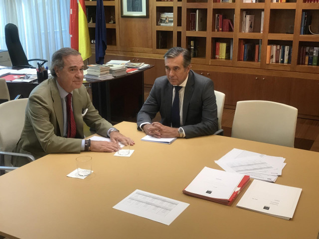 El consejero de Justicia, Interior y Víctimas de la Comunidad de Madrid, Enrique López, y el decano del Colegio de Abogados de Madrid, José María Alonso Puig