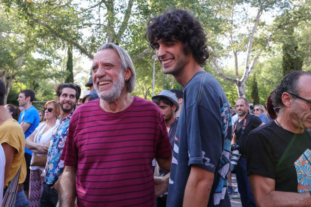 Recurso del cantautor Luis Pastor, en la concentración contra el veto a él y a su hijo, Pedro Pastor, en las fiestas de Aravaca