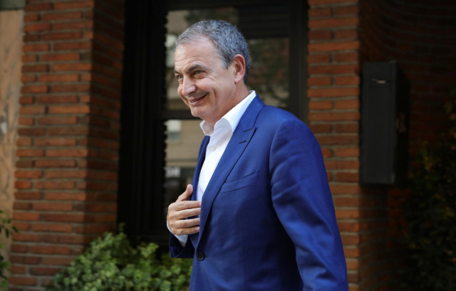 El expresidente del Gobierno, José Luis Rodríguez Zapatero, sale de un restaurante de Madrid un día después de que se conociese que la Unidad Central Operativa (UCO) de la Guardia Civil acusa al Gobierno que el presidía de elaborar un decreto para enrique