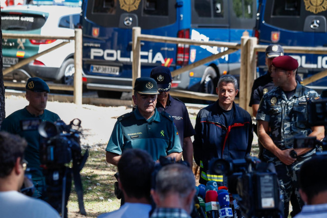El Comandante de la Guardia Civil, José Sierra (2i), el comisario jefe de la UDYCO, José Antonio Rodríguez (3i) y el jefe del dispositivo de Bomberos que está trabajando en la búsqueda (4i), en rueda de prensa ante los medios de comunicación, para informa