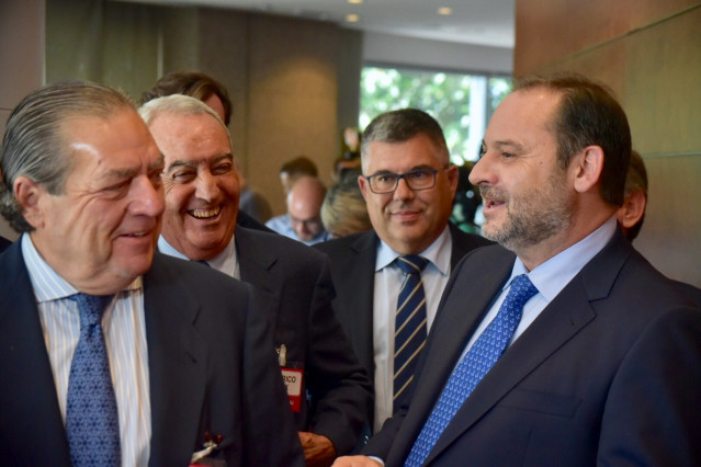 El presidente de la Asociación Valenciana de Empresarios (AVE), Vicente Boluda (1i) y el ministro de Fomento en funciones, José Luis Ábalos (1d), junto a otros de los asistentes al almuerzo-coloquio de la Asociación Valenciana de Empresarios (AVE).