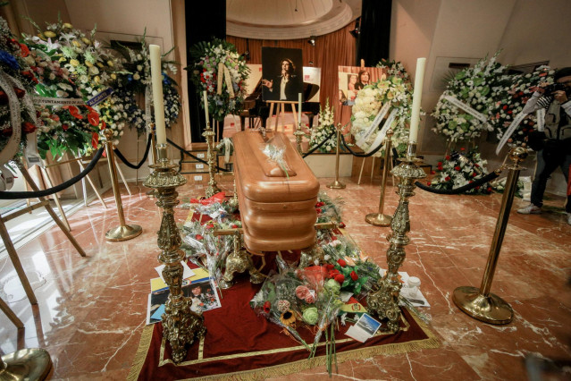 Varias coronas de flores rodean el féretro del cantante Camilo Sesto en su capilla ardiente, instalada en la sede de la SGAE, un día después de su fallecimiento a los 72 años de edad.