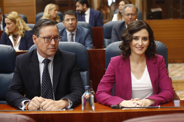 Imagen de recurso de la candidata del PP a la presidencia de la Comunidad de Madrid, Isabel Díaz Ayuso y el portavoz adjunto del Grupo Parlamentario Popular en la Asamblea de Madrid , Alfonso Serrano.