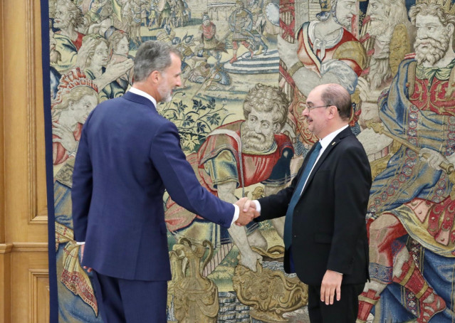 El Rey Felipe VI saluda al presidente del Gobierno de Aragón, Javier Lambán.