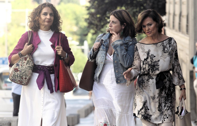Llegada del equipo negociador del PSOE a la reunión con Podemos para formar un posible Gobierno. (I-D) La ministra de Hacienda en funciones, María Jesús Montero; la portavoz del PSOE en el Congreso, Adriana Lastra; y la vicepresidenta del Gobierno en func