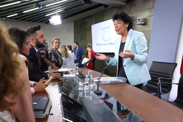 La portavoz del Gobierno y ministra de Educación en funciones, Isabel Celaá habla con algunos periodistas al acabar la rueda de prensa posterior al Consejo de Ministros en La Moncloa.