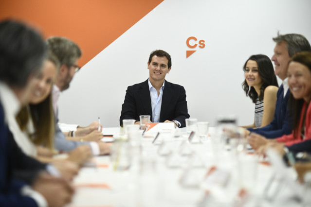 El presidente de Ciudadanos, Albert Rivera, preside la mesa durante una reunión del Comité Permanente de su partido.