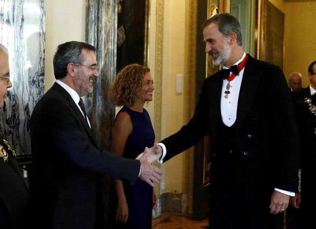 El rey Felipe VI saluda al presidente del Senado Manuel Cruz, durante el acto de apertura del año judicial en el Salón de Plenos del Tribunal Supremo.