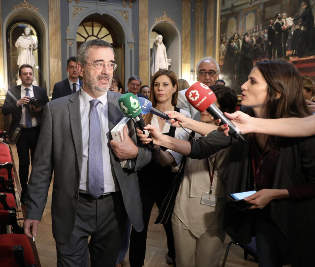 El presidente del Senado, Manuel Cruz, ofrece declaraciones a los medios de comunicación en la Cámara Alta un día después de que el diario ABC publicase una información sobre el supuesto plagio de Cruz a nueve autores en su manual de filosofía
