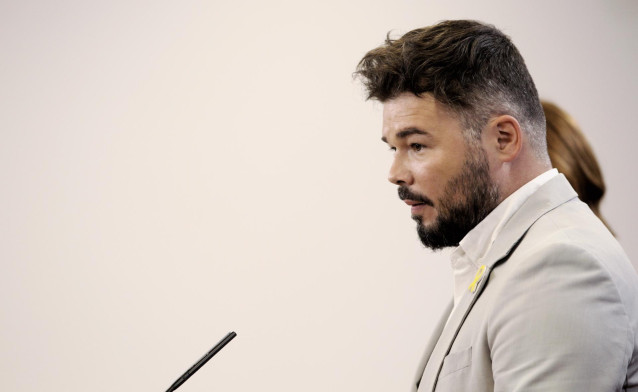 El portavoz de ERC en el Congreso de los Diputados, Gabriel Rufián ofrece una rueda de prensa a los medios de comunicación tras su reunión con el  PSOE dentro de la nueva ronda de encuentros previos a la investidura del candidato socialista.