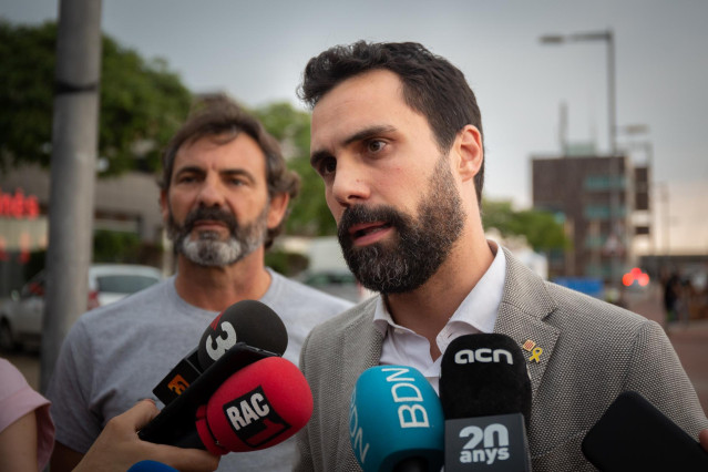 El presidente del Parlament, Roger Torrent, da declaraciones a los medios en Barcelona.