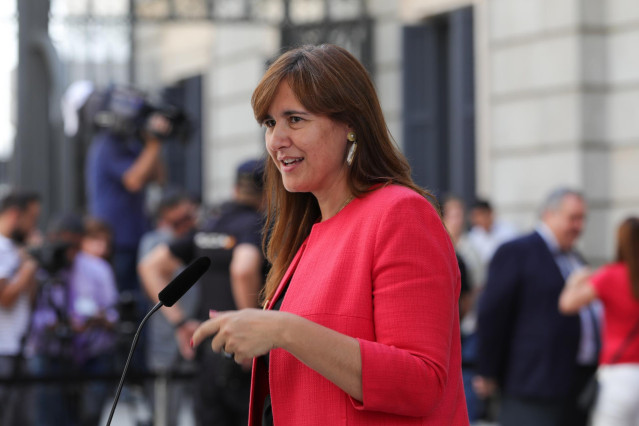 La portavoz de Junts per Cataluña en el Congreso, Laura Borrás, atiende a los medios de comunicación, a las puertas del Congreso de los Diputados, horas previas a la segunda votación para la investidura del candidato socialista a la Presidencia del Gobier