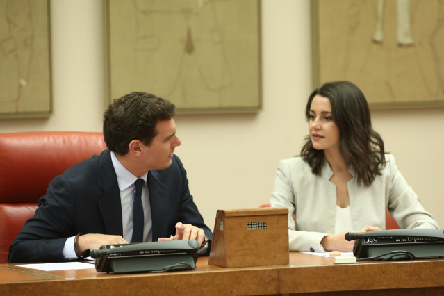El presidente de Ciudadanos, Albert Rivera, y la portavoz parlamentaria de la formación naranja, Inés Arrimadas, durante una reunión con su partido en el Congreso de los Diputados.