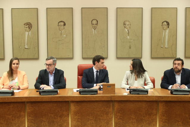 Los diputados del Grupo Parlamentario Ciudadanos (I-D) Melisa Rodríguez, José Manuel Villegas, Albert Rivera, Inés Arrimadas y Miguel Gutiérrez durante una reunión en el Congreso de los Diputados.