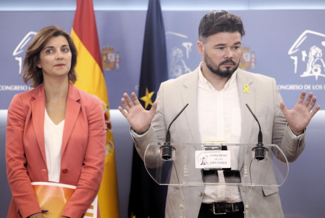 Los portavoces de ERC en el Congreso de los Diputados, Carolina Telechea y Gabriel Rufián, ofrecen declaraciones a los medios de comunicación tras su reunión con el  PSOE dentro de la nueva ronda de encuentros previos a la investidura del candidato social