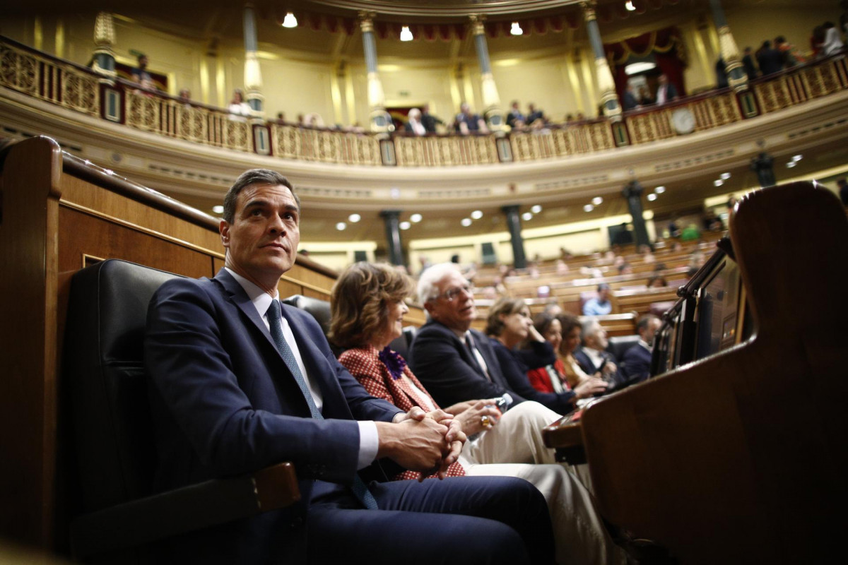 El presidente del Gobierno en funciones,  Pedro Sánchez, sentado en su escaño en el Congreso