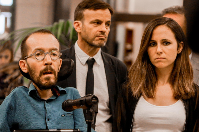 El secretario de Acción de Gobierno de Unidas Podemos y encargado de las negociaciones con el Partido Socialista, Pablo Echenique, ofrece una rueda de prensa a los medios de comunicación en el Congreso de los Diputados tras su segunda reunión con el PSOE