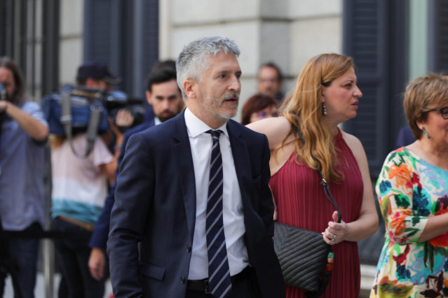 El ministro del Interior en funciones, Fernando Grande- Marlaska, llega al Congreso los Diputados horas previas a la segunda votación para la investidura del candidato socialista a la Presidencia del Gobierno.