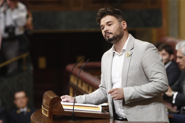 El portavoz de ERC en el Congreso de los Diputados, Gabrel Rufián, durante su discurso previo a la segunda votación para la investidura del candidato socialista a la Presidencia del Gobierno.