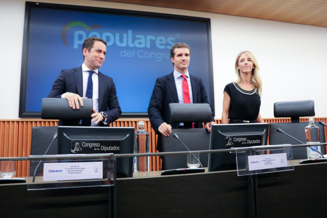 El secretario general del PP, Teodoro García-Egea (d), el presidente del partido, Pablo Casado, y la diputada del PP por Barcelona y nueva portavoz del GP en el Congreso de los Diputados, Cayetana Álvarez de Toledo (i), acuden a la reunión del Grupo Parla