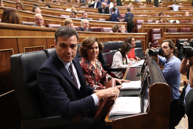 El presidente del Gobierno en funciones, Pedro Sánchez y la vicepresidenta del Gobierno en funciones, Carmen Calvo, sentados en sus escaños del Congreso, momentos antes de la intervención de Sánchez para informar sobre los Consejos Europeos celebrados los