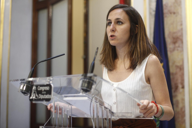 La portavoz adjunta de Unidas Podemos, Ione Belarra, en rueda de prensa tras la segunda votación para la investidura del candidato socialista a la Presidencia del Gobierno, la cual ha resultado fallida.