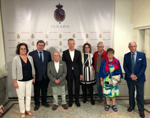 El senador Fernando Martínez, segundo por la izquierda, y el portavoz del Grupo Socialista del Senado, Ander Gil, cuarto por la izquierda, junto a miembros de asociaciones de la Memoria Histórica.