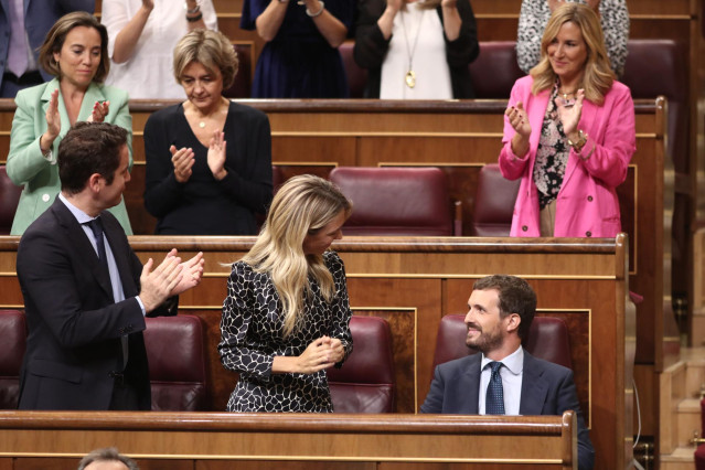 El presidente del Partido Popular, Pablo Casado (1d), recibe el aplauso de la bancada popular tras su intervención en la sesión de control al Gobierno en funciones, en Madrid (España) a 11 de septiembre de 2019.