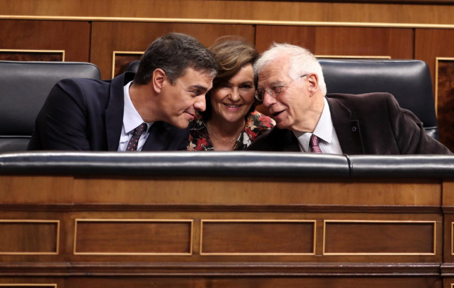 (I-D) El presidente del Gobierno en funciones, Pedro Sánchez, la vicepresidenta del Gobierno en funciones, Carmen Calvo y el ministro de Asuntos Exteriores, Unión Europea y Cooperación en funciones, Josep Borrell, hablan tras la intervención de Sánchez en