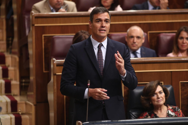 El presidente del Gobierno en funciones, Pedro Sánchez, responde a las preguntas de los grupos parlamentarios durante la sesión de control en el Congreso.