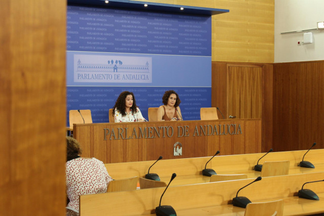 La portavoz del grupo parlamentario Adelante Andalucía, Inmaculada Nieto, en rueda de prensa junto a la diputada Ana Naranjo