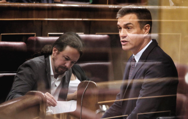(I-D) El secretario general de Podemos, Pablo Iglesias y el presidente del Gobierno en funciones, Pedro Sánchez, durante la intervención de Sánchez para informar sobre los Consejos Europeos celebrados los días 20 y 21 de junio y 30 de junio, así como para
