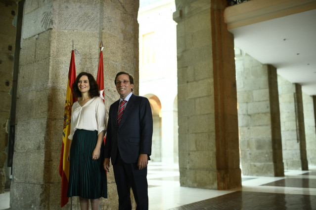 Imagne recursos del alcalde de Madrid, José Luis Martínez-Almeida y la presidenta de la Comunidad de Madrid, Isabel Díaz Ayuso posando juntos antes de su reunión para fomentar la colaboración entre ambas administraciones.