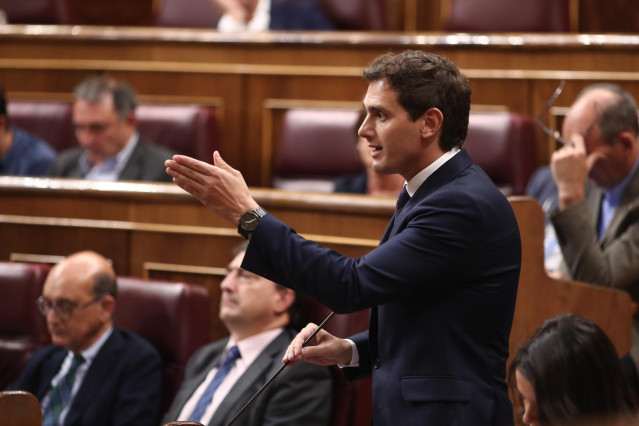 El presidente de Ciudadanos, Albert Rivera, realiza sus preguntas al presidente del Gobierno en funciones, Pedro Sánchez, durante la sesión de control en el Pleno del Congreso.